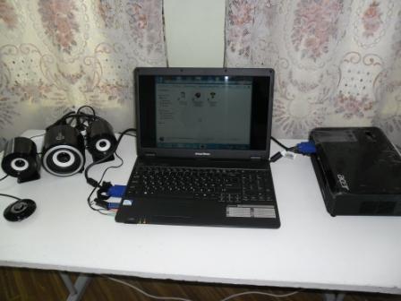 Ноутбук и проектор для начальных классов